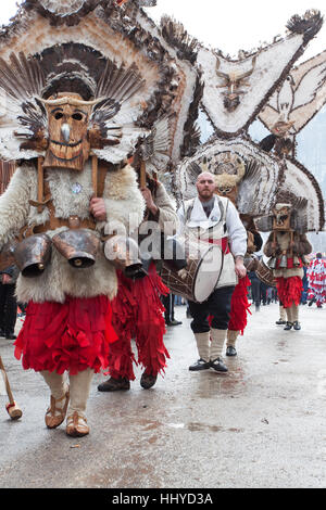 Bresnik, Bulgarien - 21. Januar 2017: Traditionellen Kukeri Kostüm gesehen, auf dem Festival der Maskerade Spiele Surova in Bresnik, Bulgarien. Surova Stockfoto