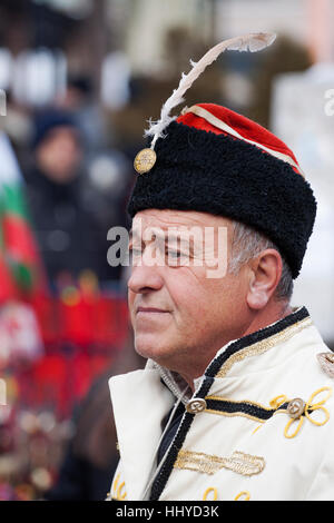 Bresnik, Bulgarien - 21. Januar 2017: Traditionellen Kukeri Kostüm gesehen, auf dem Festival der Maskerade Spiele Surova in Bresnik, Bulgarien. Surova Stockfoto