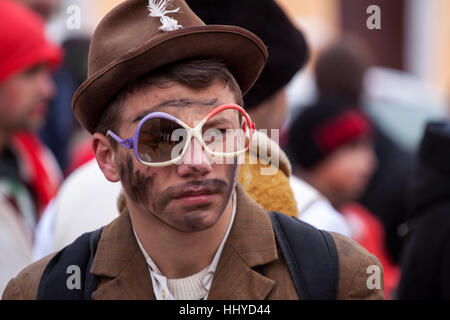 Bresnik, Bulgarien - 21. Januar 2017: Traditionellen Kukeri Kostüm gesehen, auf dem Festival der Maskerade Spiele Surova in Bresnik, Bulgarien. Surova Stockfoto