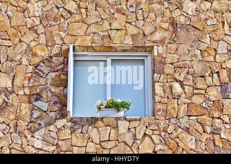 Moderne Fenster auf alten Mauer mit traditionellen spanischen Mauerwerk Stockfoto