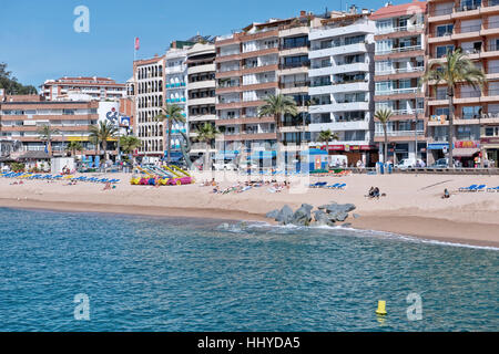 Touristen, Sonnenbaden am Sandstrand in der Innenstadt am 24. Mai 2016 in Lloret de Mar, Spanien Stockfoto