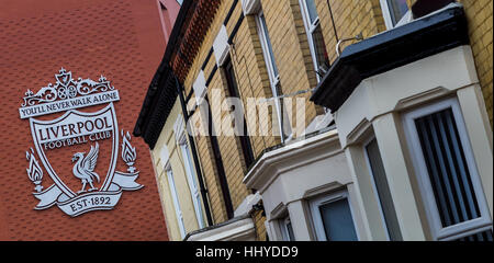 Trotz Regeneration arbeiten auf dem Gebiet in den letzten Jahren hat immer Anfield-Stadion Narrows Straßen von Reihenhäusern eingeklemmt worden.  Die riesigen si Stockfoto