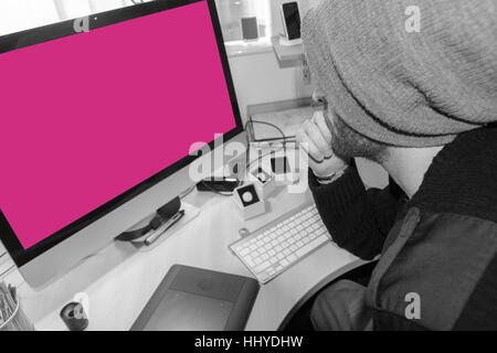 Illustrator sitzt an seinem Schreibtisch und ist bereit, seine Abbildung Projekt Stockfoto