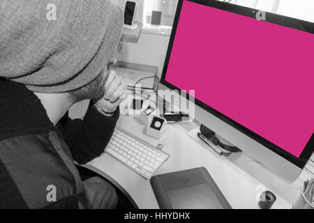 Animator sitzt an seinem Schreibtisch und ist bereit, Beginn der Arbeit an seinem Animationsprojekt Stockfoto