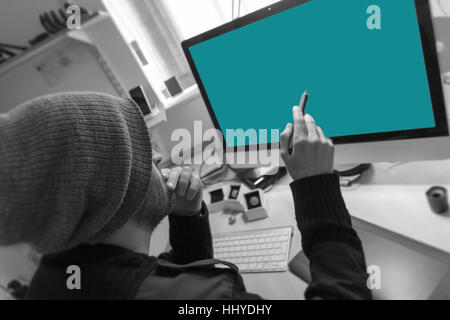 Grafik-Designer sitzt an seinem Schreibtisch hält seine digitalen Stift und ist bereit zu Beginn der Arbeit an seinem Grafik-Design-Projekt Stockfoto