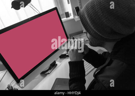 Illustrator saß am Schreibtisch hält seine Digitalstift und erwägt, was den Beginn der Arbeit am nächsten. Kreative Büroraum mit kreativen Mann bei der Arbeit Stockfoto