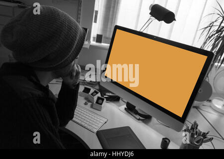 Illustrator saß am Schreibtisch hält seine Digitalstift und erwägt, was den Beginn der Arbeit am nächsten. Kreative Büroraum mit kreativen Mann bei der Arbeit Stockfoto