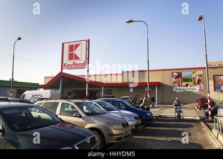 Prag, Tschechische Republik - 21 Januar: Kaufland Logo auf SB-Warenhaus aus deutsche Kette, Teil der Schwartz-Gruppe am 21. Januar 2017 Stockfoto