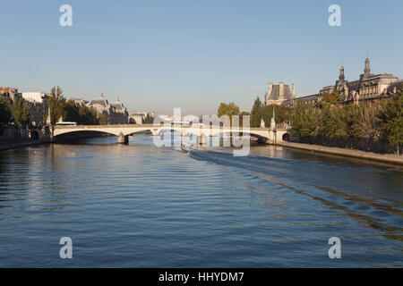 Der Pont du Carrousel verbunden der Quai des Tuileries und dem Quai Voltaire. Der Fluss Seine, Paris, Frankreich. Stockfoto