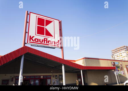 Prag, Tschechische Republik - 21 Januar: Kaufland Logo auf SB-Warenhaus aus deutsche Kette, Teil der Schwartz-Gruppe am 21. Januar 2017 Stockfoto