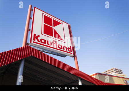 Prag, Tschechische Republik - 21 Januar: Kaufland Logo auf SB-Warenhaus aus deutsche Kette, Teil der Schwartz-Gruppe am 21. Januar 2017 Stockfoto
