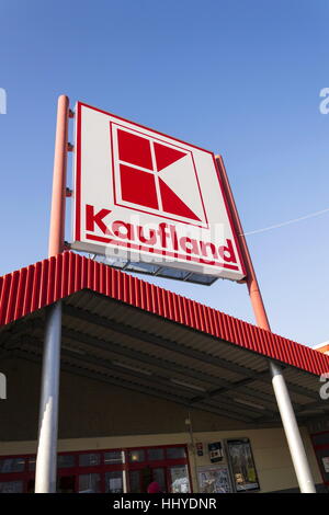 Prag, Tschechische Republik - 21 Januar: Kaufland Logo auf SB-Warenhaus aus deutsche Kette, Teil der Schwartz-Gruppe am 21. Januar 2017 Stockfoto