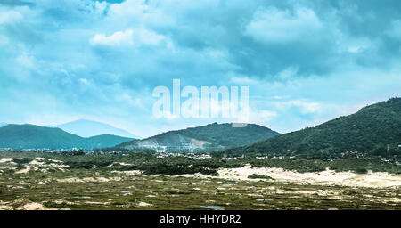Eine kleine Stadt zwischen Sand, Berge und einen wunderschönen blauen Himmel. Foto in Santa Catarina, Brasilien. Stockfoto