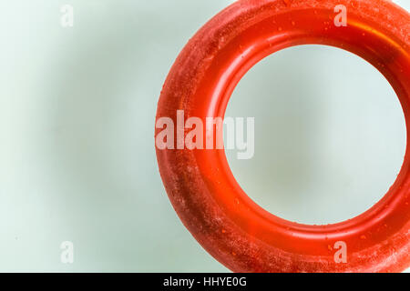 Roten Rettungsring am Pool hautnah Stockfoto