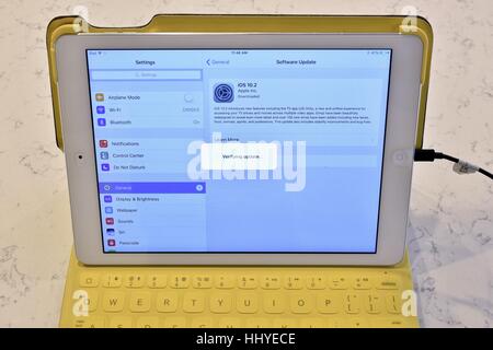 Ein Apple iPad Luft beim Empfang ein Software-Update laden Stockfoto