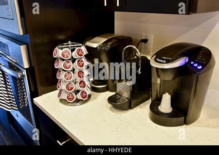 Eine moderne Küche mit zwei Keurig Kaffee-Maschinen und eine Nespresso-Maschine Stockfoto