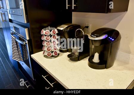 Eine moderne Küche mit zwei Keurig Kaffee-Maschinen und eine Nespresso-Maschine Stockfoto