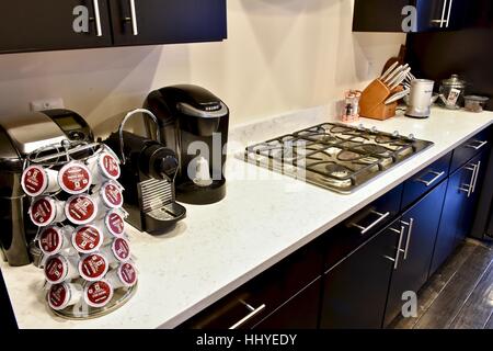 Eine moderne Küche mit zwei Keurig Kaffee-Maschinen und eine Nespresso-Maschine Stockfoto