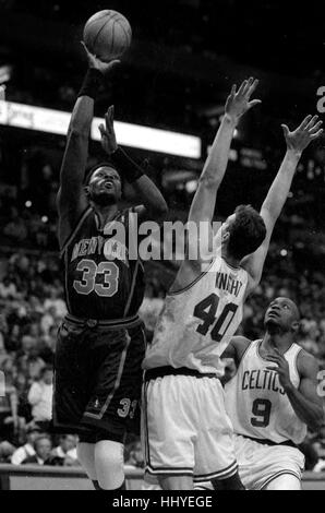New York Knicks von Patrick Ewing Kerben auf Celtics Travis Ritter im Fleet Center in Boston, Ma USA Foto von Bill belknap Stockfoto