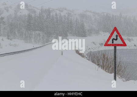 Winterliche Straße, wehenden Schnee, Europastraße E10, E-Route, Svolvær, Insel Austvågøya, Nordland, Norwegen Stockfoto