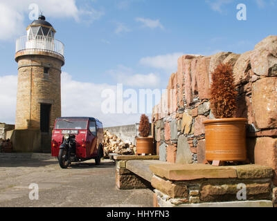 Der alte Leuchtturm und Hafen von Portpatrick Stockfoto