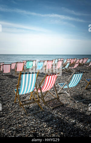 Leere Liegestühle am Strand angeordnet Stockfoto