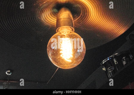 Im Inneren Caffee Bar sind Farben und Hallo Hüte als Lichter Stockfoto