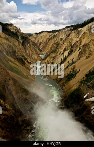 Nebel aus unteren Wasserfälle und bunte Grand Canyon des Yellowstone River vom Rand der unteren fällt Overlook im Yellowstone NP. Stockfoto