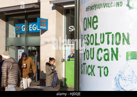 'One Resolution Can You Stick To' Banner Vegetarianism Werbung; Menschen außerhalb Baker und Takeaway-Kette Greggs Store Deansgate, Manchester, Großbritannien Stockfoto