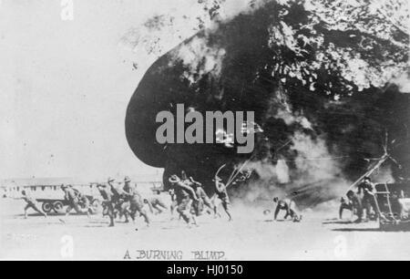 Antike c 1917 Foto, Soldaten jagt für Sicherheit als us-armee kite Ballon explodiert bei Fort Sill, Oklahoma. Ein Wasserstoff des Ballons entzündet Funken wie es abgelassen wurde. Stockfoto