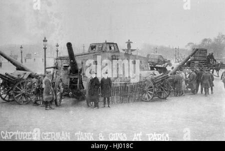 Antike c1919 Foto, erfasst deutsche Panzer & Geschütze in Paris. Stockfoto