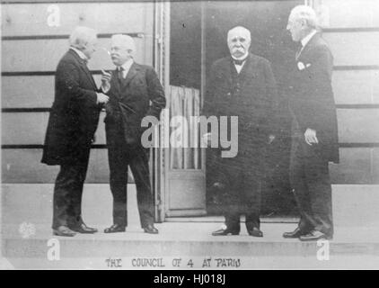 Antike 1919 zu fotografieren, der Rat der vier (von links nach rechts): David Lloyd George, Vittorio Emanuele Orlando, Georges Clemenceau und Woodrow Wilson in Versailles. Die Big Four traf bei der Friedenskonferenz von Paris im Januar 1919. Stockfoto