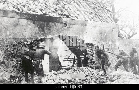 Antike 1917 Foto, amerikanische Soldaten "Jagd der Hunne" irgendwo in Frankreich. Stockfoto