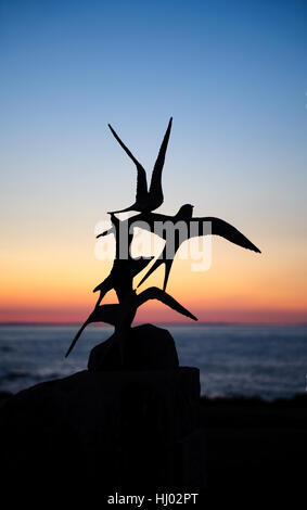 Eine Bronzeskulptur von Seeschwalben Brid NI Rinn in Skerries Hafen an einem Abendzeit in Irland Stockfoto