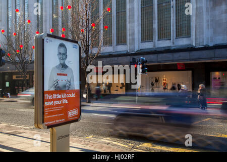 Bannerstands oder Plakatkampagne für Darmkrebs Bewusstsein, mit street Werbung in Deansgate, Manchester, UK. Stockfoto