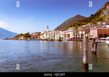 Limone Sul Garda ist eine Stadt in der Lombardei (Italien), am Ufer des Gardasees. Stockfoto