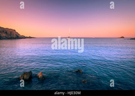 Sonnenaufgang am Strand von Chia, Insel Sardinien, Italien. Stockfoto