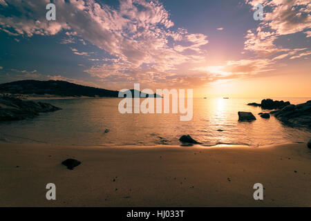 Sonnenaufgang am Strand von Chia, Insel Sardinien, Italien. Stockfoto