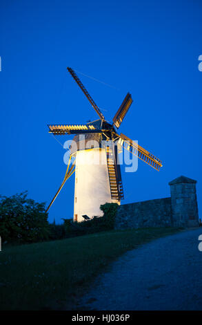 Schären, Irland - 30. Mai 2016. Schöne Aussicht auf Schären Windmühlen auf Nachtzeit in Irland. Stockfoto