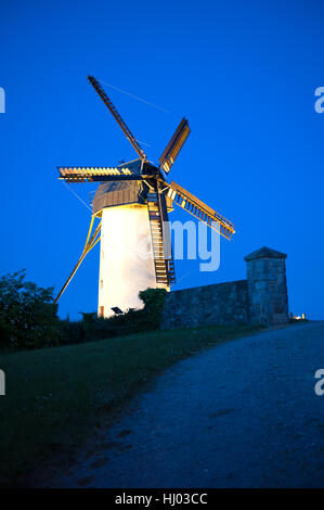 Schöne Aussicht auf Schären Windmühlen auf Nachtzeit in Irland. Stockfoto