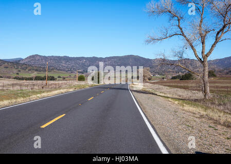 California State Route 79 Richtung Richtung Norden durch Santa Ysabel. San Diego County, Kalifornien, USA. Stockfoto