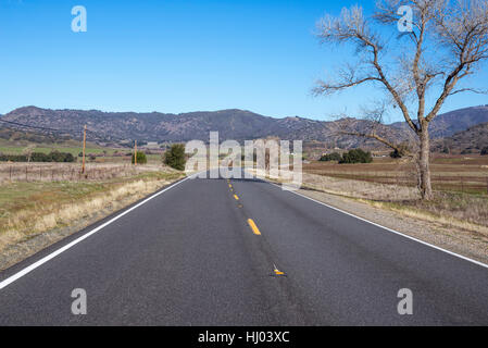 California State Route 79 Richtung Richtung Norden durch Santa Ysabel. San Diego County, Kalifornien, USA. Stockfoto