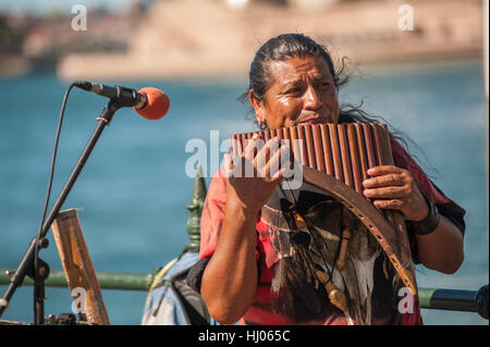 Ecuadorianischen Mann spielt Panflöte entlang den Hafen von Sydney, Australien Stockfoto