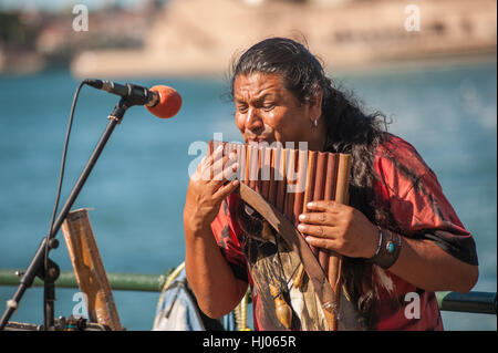 Ecuadorianischen Mann spielt Panflöte entlang den Hafen von Sydney, Australien Stockfoto