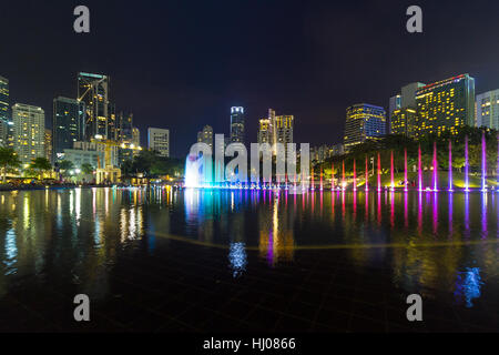 Kuala Lumpur Malaysia City Skyline vom KLCC Park Sinfonie See bei Nacht Stockfoto