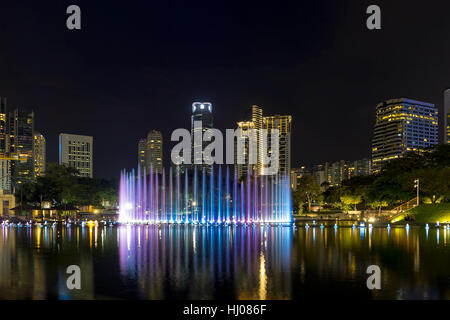 Kuala Lumpur Malaysia Skyline der Stadt vom KLCC Park von Symphony See Wasser Brunnen-Licht-Show in der Nacht Stockfoto