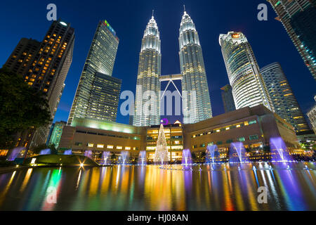 Moderne Skyline von Kuala Lumpur Malaysia im KLCC Park Sinfonie See bei Nacht Stockfoto