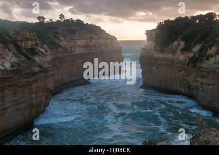 Loch Ard Gorge bei Dämmerung, Port Campbell National Park, Great Ocean Road, Victoria, Australien Stockfoto