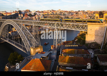 Dom Luis ich Eisen über den Fluss Douro, Porto, Portugal Brücke. Stockfoto