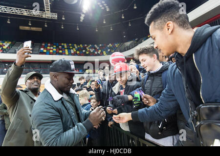 London, UK 20. Januar 2017.  London-Löwen gewinnen 70-67 gegen Glasgow Felsen im BBL Liga Basketball match, Olympic Park, London. Fußballer Akinfenwa mit Fans nach dem Spiel. Bildnachweis: Carol Moir/Alamy Live-Nachrichten. Stockfoto